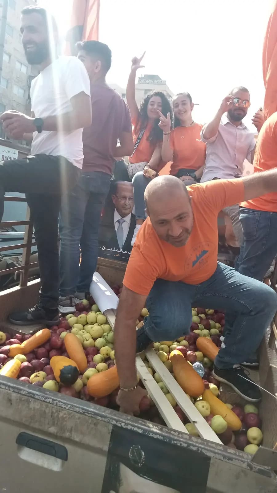 بالصورة: توزيع تفّاح على نهر الموت