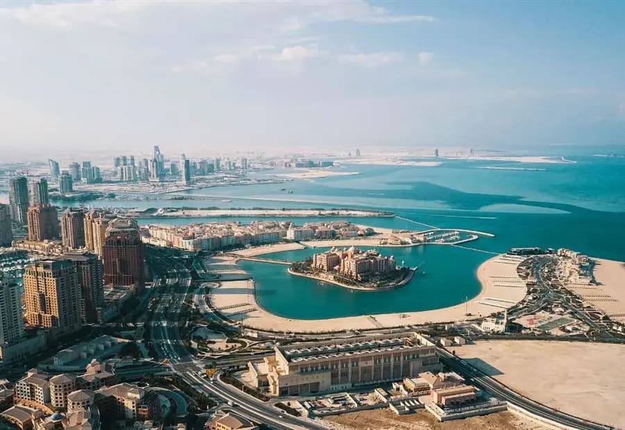 "قطر تحتاج إلى مئة ألف لبناني"!
