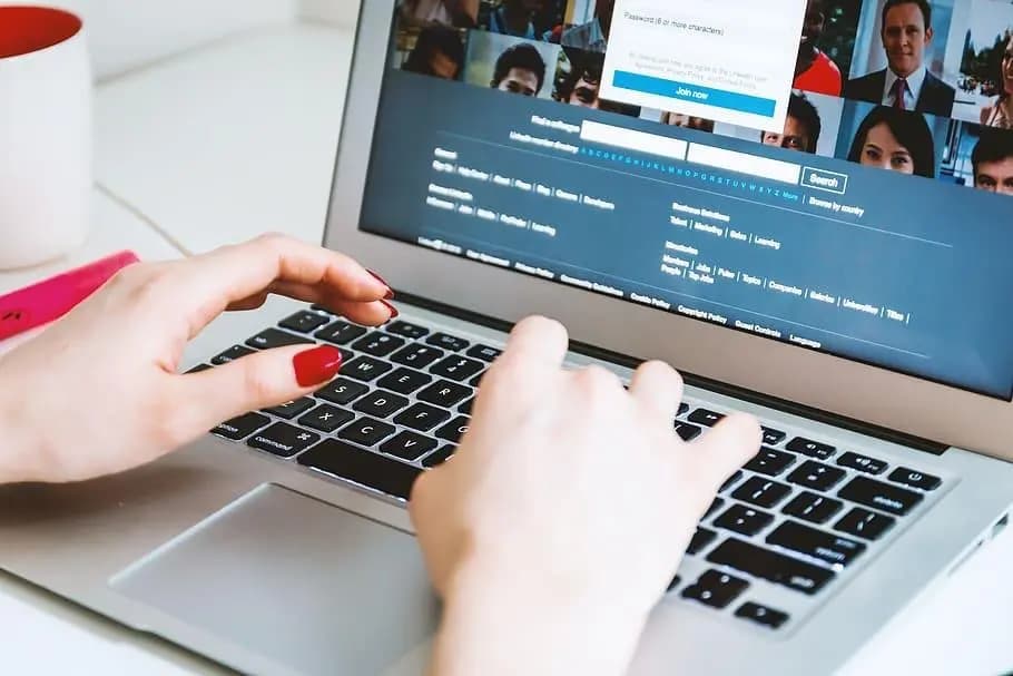ملايين الدولارات شهريًا.. اللبنانيون يلجؤون الى "العمل الحر" أونلاين