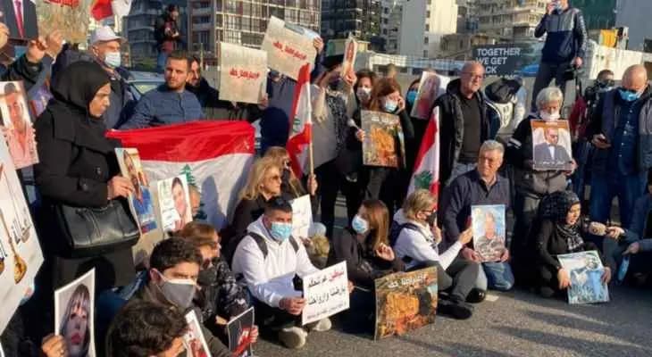 أهالي ضحايا انفجار مرفأ بيروت قطعوا الطريق أمام تمثال المغترب رفضًا لهدم الإهراءات