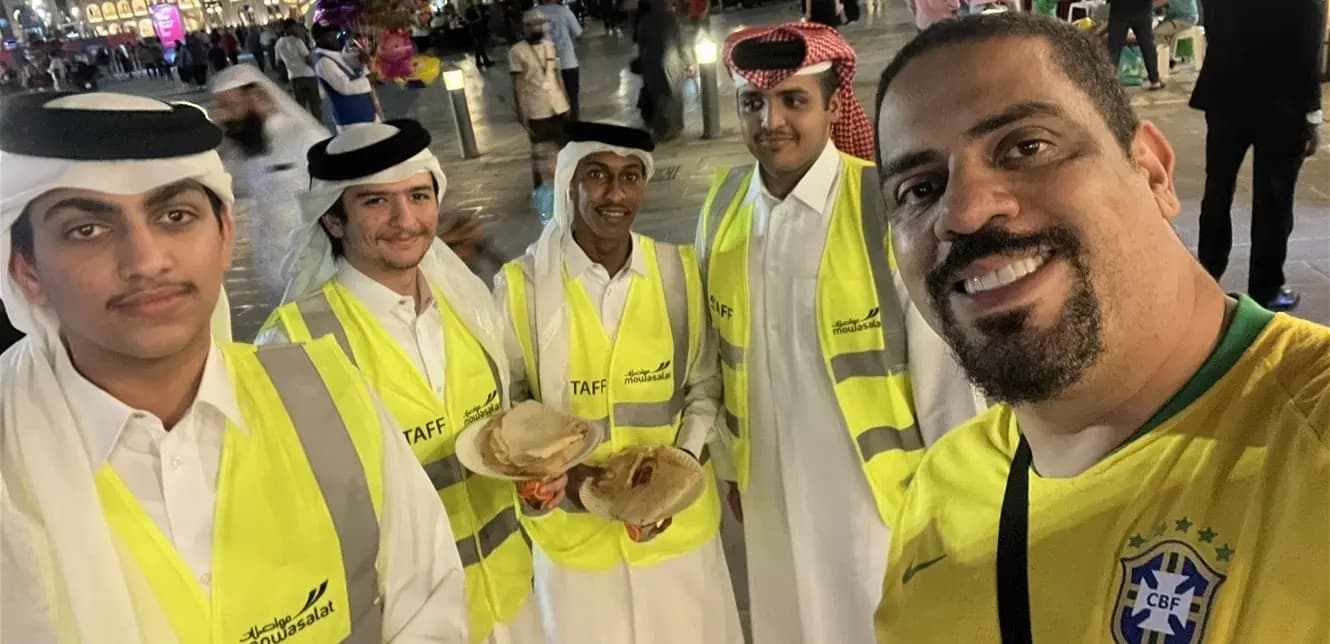 مشجّع برازيلي يتأثر بصوت الآذان!