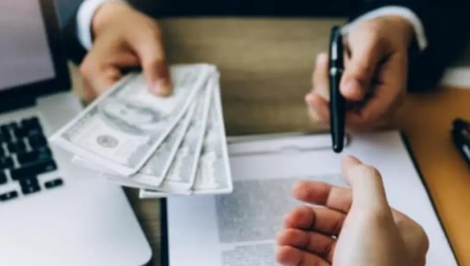 اللبنانيون يتهافتون على تسديد القروض قبل رفع الدولار