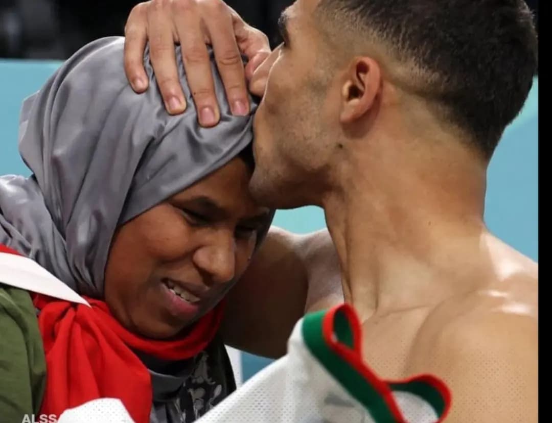 لحظةٌ مؤثّرةٌ بين لاعب ووالدته