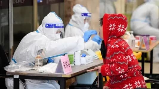 الصين: تراجع طفيف في إصابات "كوفيد 19"