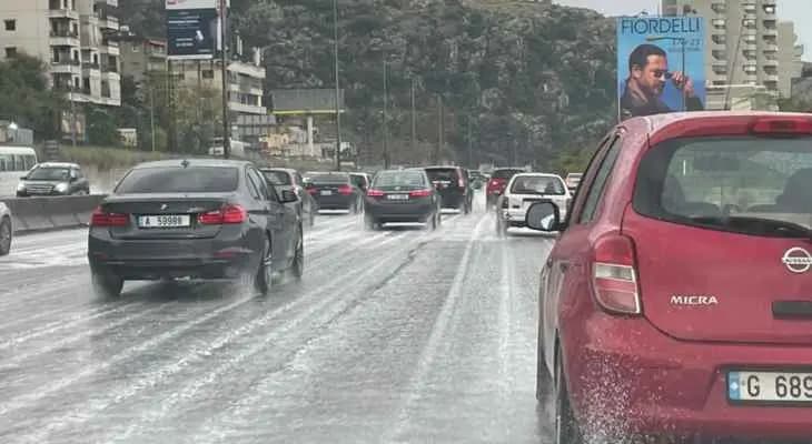 تشكّل رغوة صابون على أوتوستراد نهر الكلب... إليكم السبب