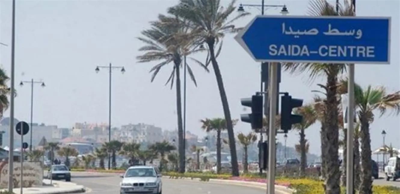 مواطن يقطع الطريق في صيدا.. والسبب؟