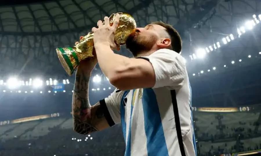 تغريدة ل"الفيفا"عن ميسي تفجّر غضب عشاق رونالدو... ماذا فيها؟
