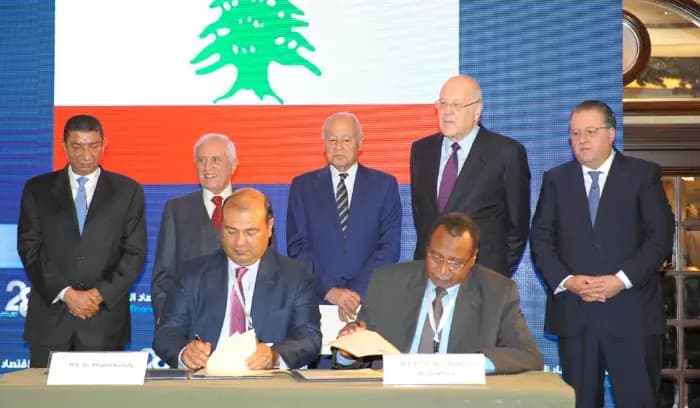 الدخيري يوقّعُ مذكّرة تفاهم مع اتّحاد الغرف العربيّة