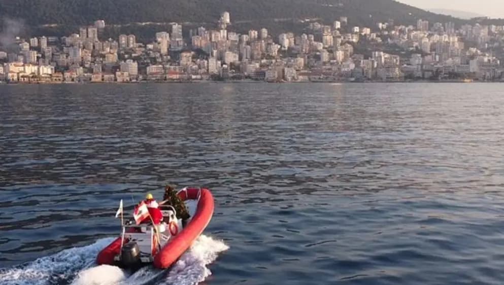 على عمق 30 مترًا تحت الماء... إضاءة شجرة ميلادية