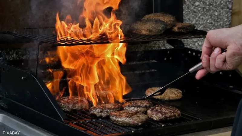 تضعف المناعة وتزيد الالتهابات.. 5 أغذية تجنبها فورًا