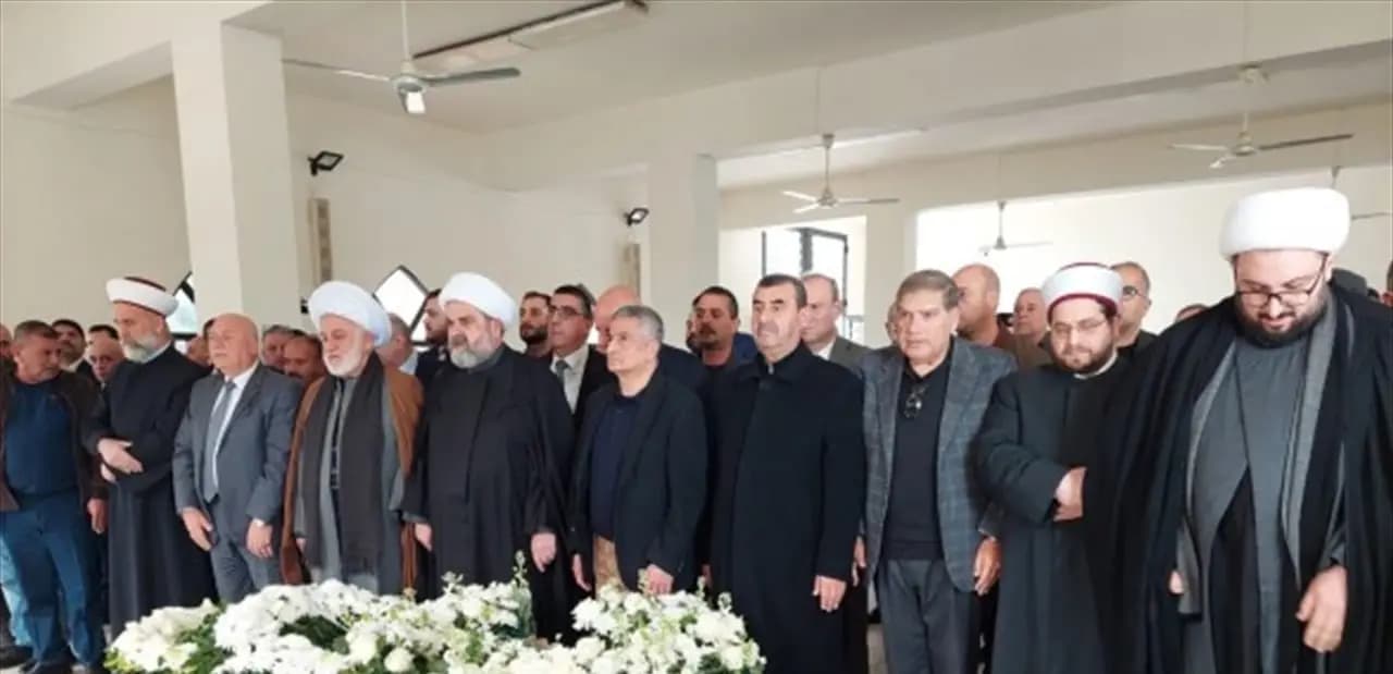 صور تشيّع والد وزير المال!