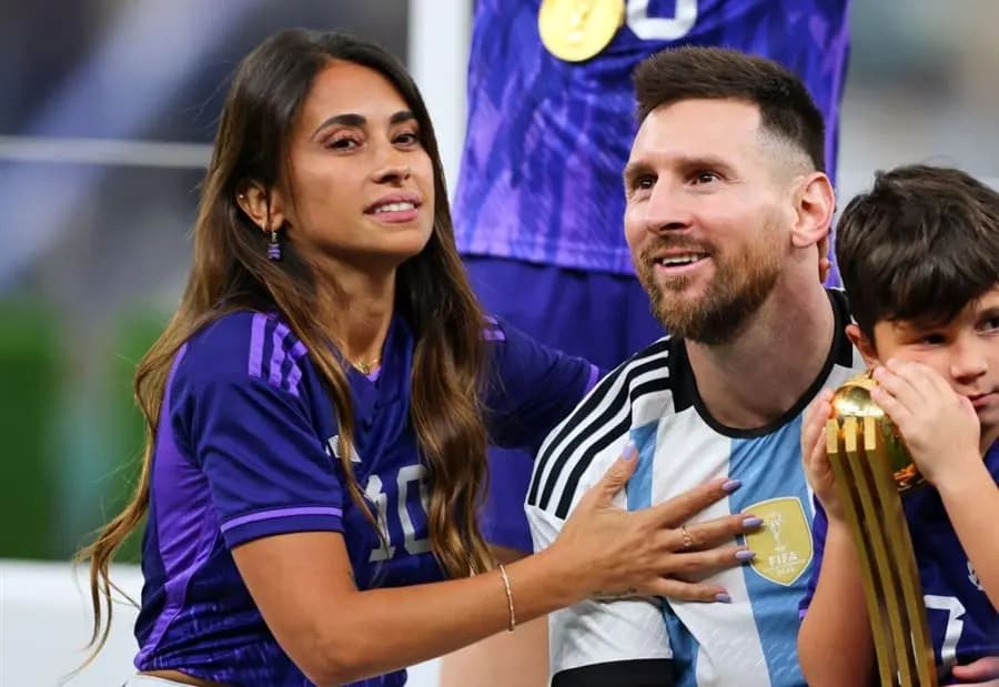 ما مضمون الرسالة التي وجهتها زوجة ميسي إلى شاكيرا ؟