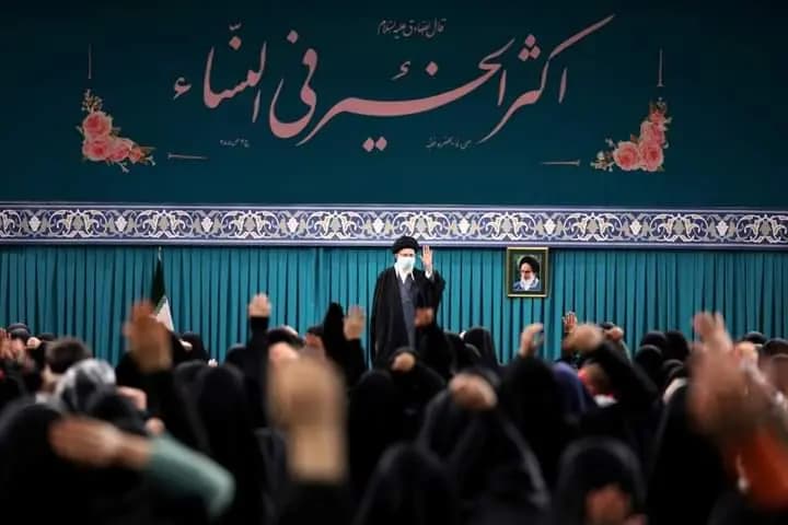 خامنئي يرفض استهداف "غير المتحجّبات"!