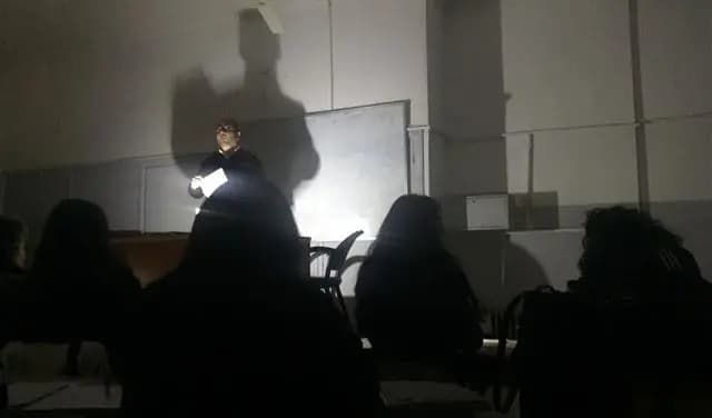 بعد صور التعليم على ضوء "الهاتف".. كيف علّق رئيس الجامعة اللبنانية؟