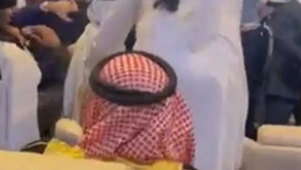 الكويتي فهد الصباح يخلع "بشته" ويغادر بطولة "خليجي 25" مستاء