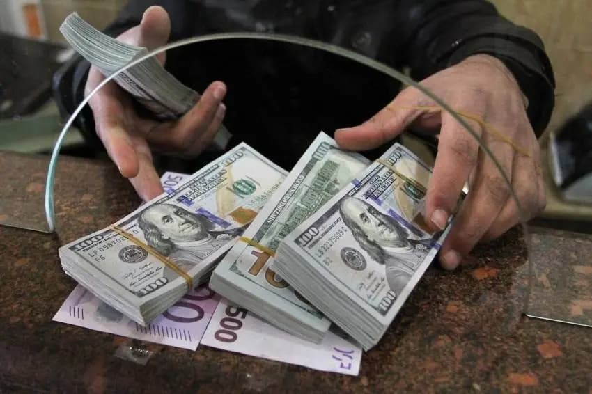 إرباك في سوق الدولار وتعميق "هوّة" الليرة