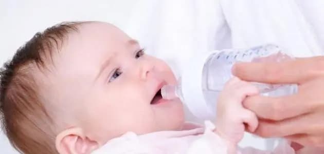 بعد إلغاء دعم الحليب.. ماء وسكّر للأطفال!