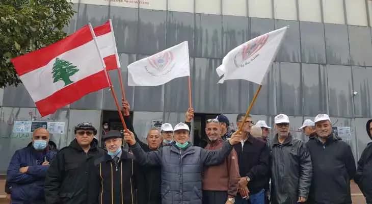 وقفات للمتقاعدين بقوى الامن الداخلي امام عدد من المصارف للمطالبة برفع سقف السحوبات الشهرية