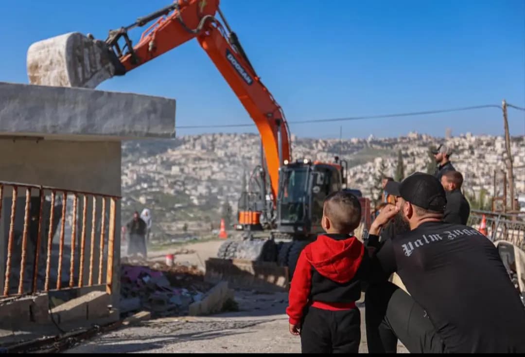 بالصّورة-الاحتلالُ يُجبرُ فلسطينيًا على هدمِ منزله في بلدة سلوان بالقدس المحتلة