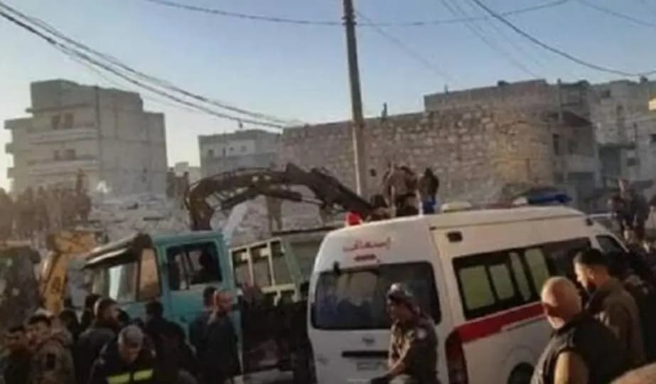 بالصورة - كارثةٌ في حلب: قتلى وجرحى في انهيار مبنًى