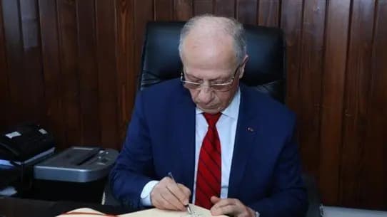 وزير الدفاع: قائد الجيش يتجاوز صلاحياته... وقد أطلب إقالته
