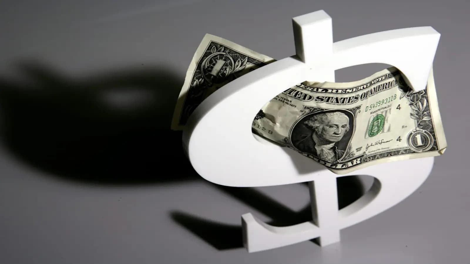 جنون الدولار يرفع الأسعار ويحرّك الشارع