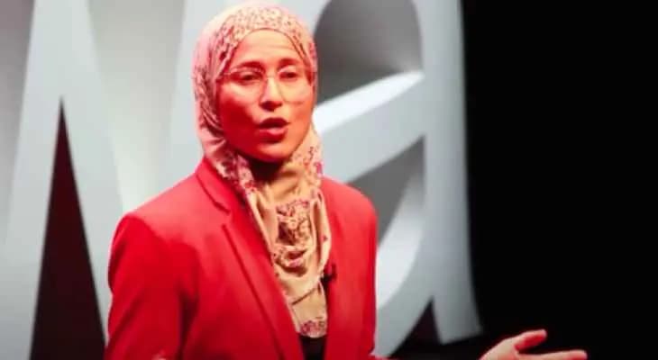 أول ممثِّلة محجبة تواجه الفوبيا في كندا!