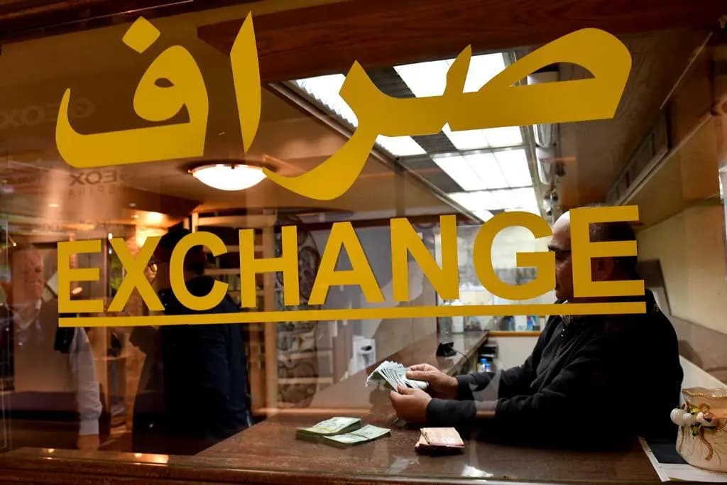 الصرّافون غير الشرعيين.. إلى الأزقة والسيارات