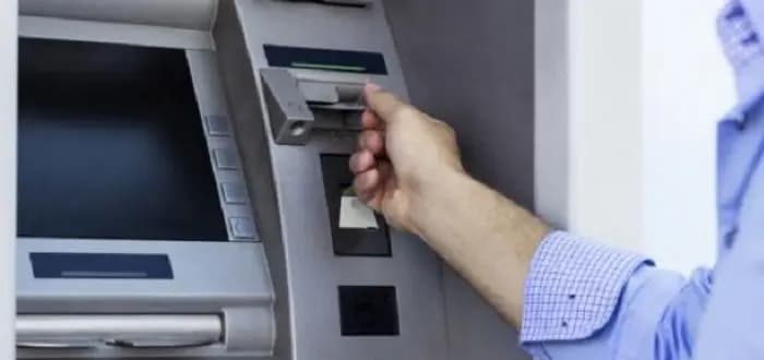 إضراب المصارف يحوّلها إلى أجهزة للصرف الآلي.. وهذه مطالبها