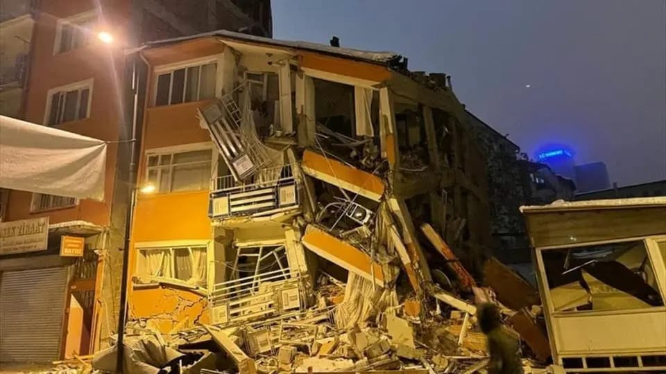 مخلّفاتُ الزلزال: ضحايا بريئةٌ ومأساةٌ فكريةٌ