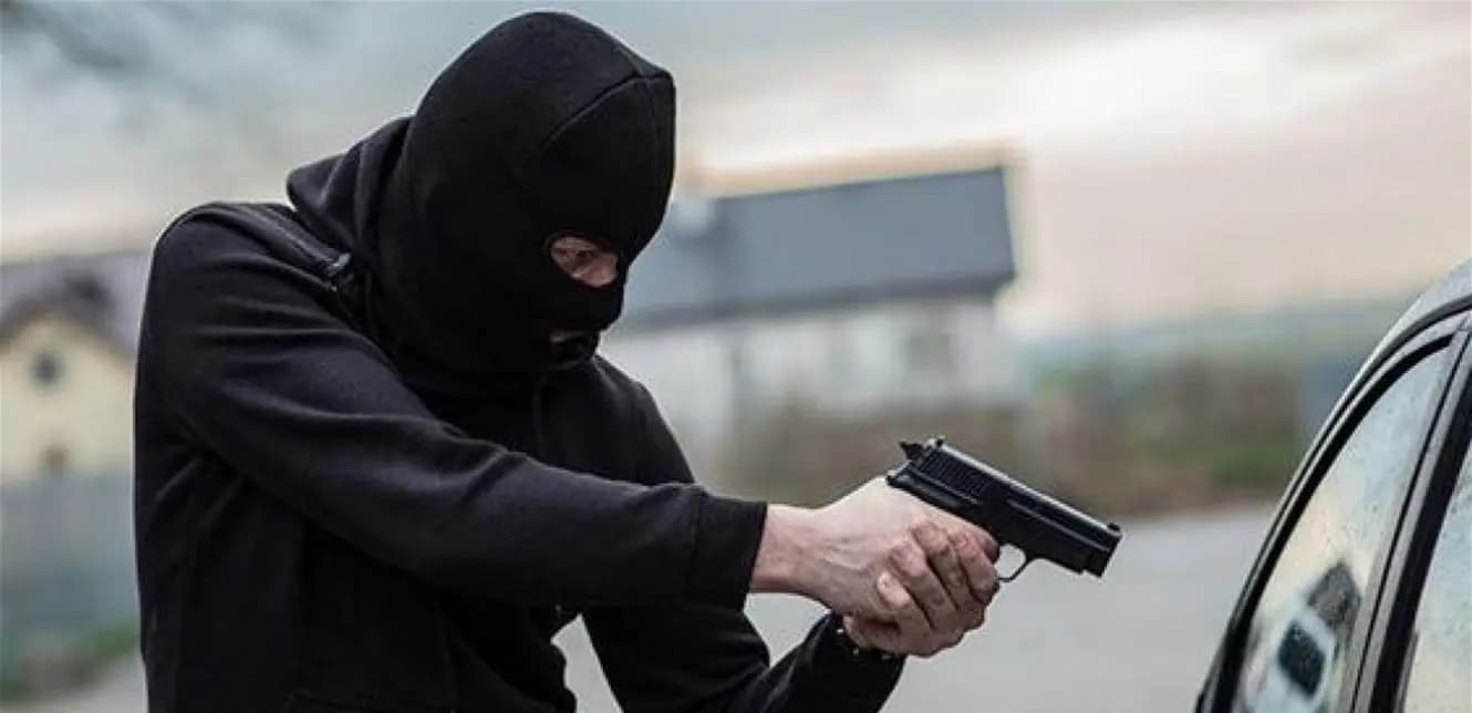 في هذه المنطقةِ البقاعيّة ....أوقفوهُ وسرقوا سيارتَه بقوةِ السّلاح