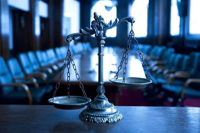 أينَ أصبحتِ السلطةُ القضائيةُ المستقلةُ التي تحدثَ عنها الطائف؟