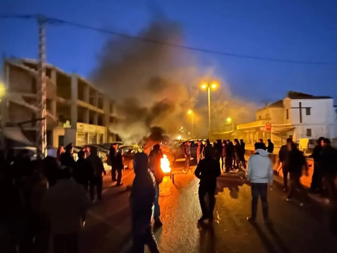 قطع طريق عام أبلح في البقاع باتجاه بيروت بالإطارات المشتعلة من قبل ذوي العسكري أبو شعيا الذي استشهد في مداهمات حورتعلا في ويترافق ذلك مع تكسير للسيارات