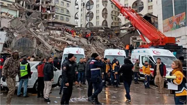 إنقاذ سيدة عمرها 30 عاما بعد بقائها 258 ساعة تحت الأنقاض في كهرمان ماراش التركية
