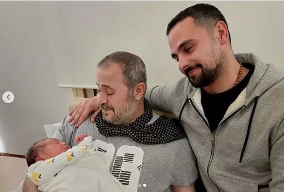 الوسوف يحتضن حفيدته الأولى في عيد الحب