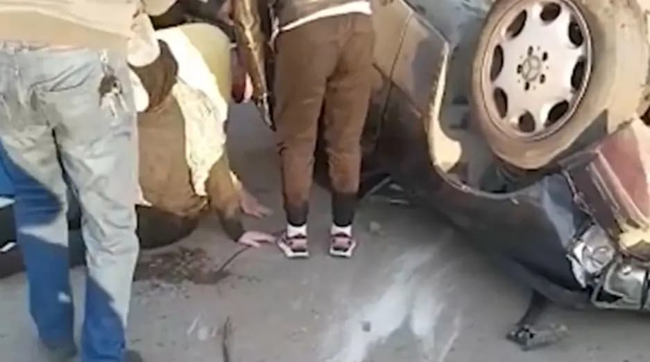 3 جرحى بانقلاب سيارة