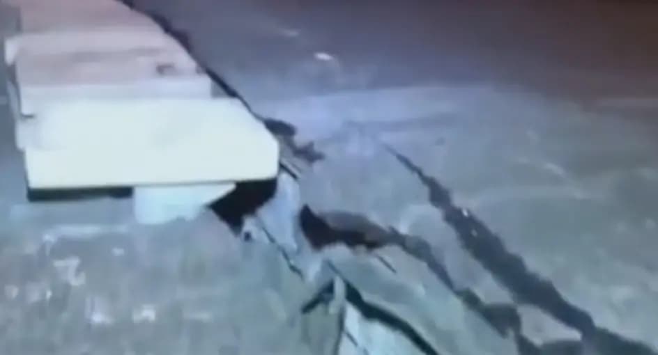 بالصّورة - انفصالُ جسرٍ عن طريقٍ رئيسيّة في مدينة هاتاي التّركية نتيجة الزلزال