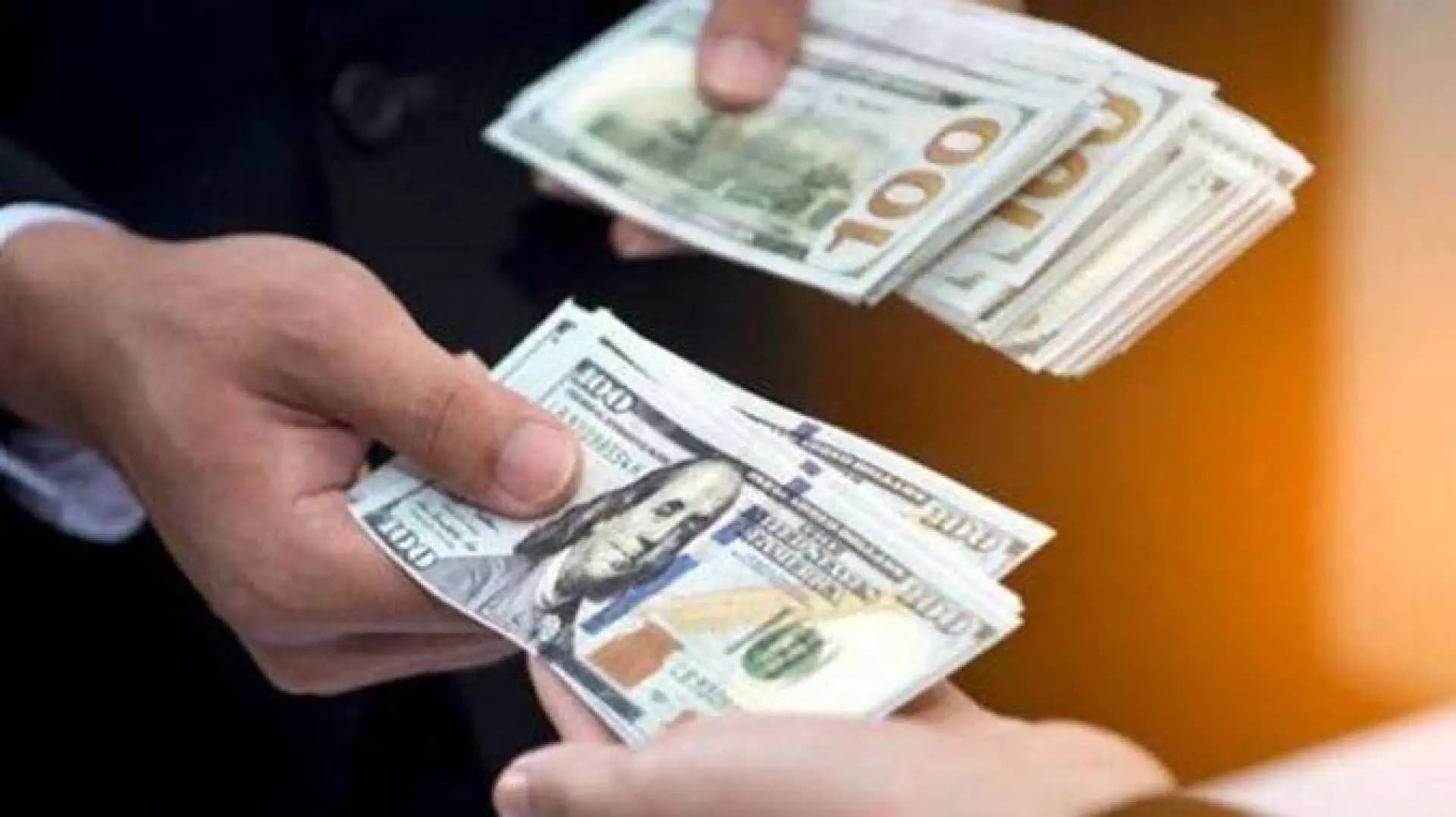 بعد انخفاضه مساءً.. الدولار يعاود الارتفاع!