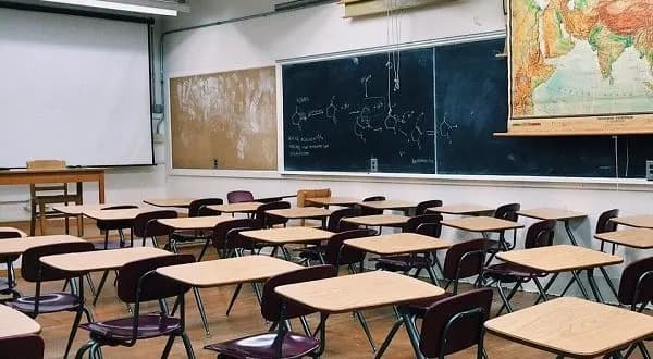 الأساتذةُ المتعاقدون: ننعي إليكم العامَ الدراسي