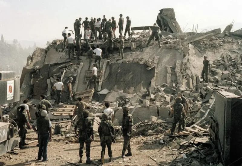 القضاءُ الفرنسيُّ يطالبُ لبنانَ باستجوابِ متهمينَ بتفجيرِ 1983