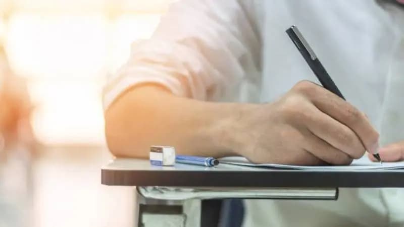 هل تُستبدَلُ الشهادةُ المتوسطةُ بإفاداتٍ رسميَّة؟