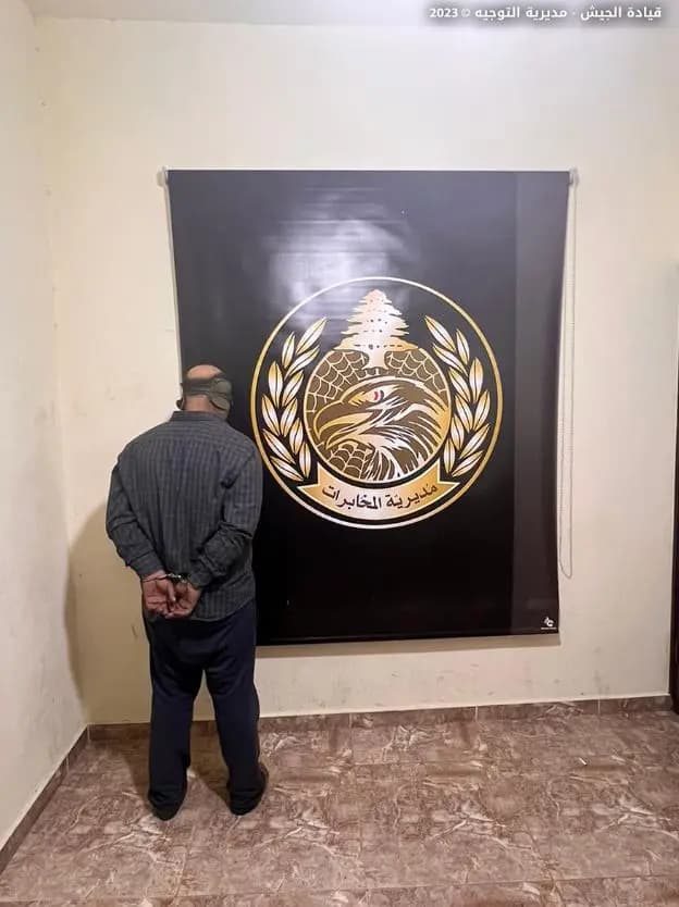أبٌ بلا رحمة.. يعذّبُ ويعنّف إبنه القاصر