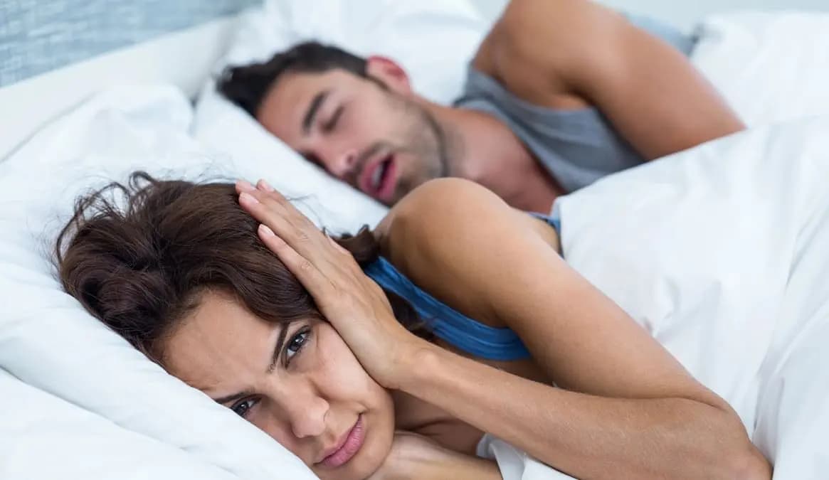 مصرية تخلع زوجها بسبب شخيره