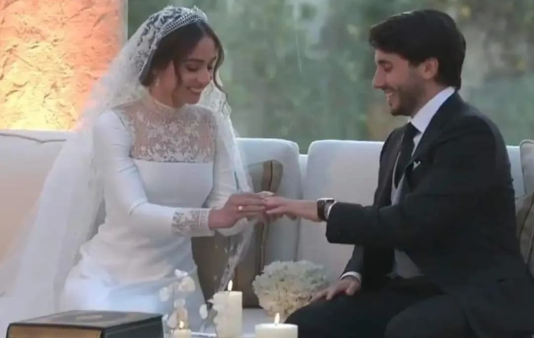 بالصورة - إطلالة الأميرة إيمان، ابنة الملك عبدالله الثاني والملكة رانيا في حفل زفافها اليوم