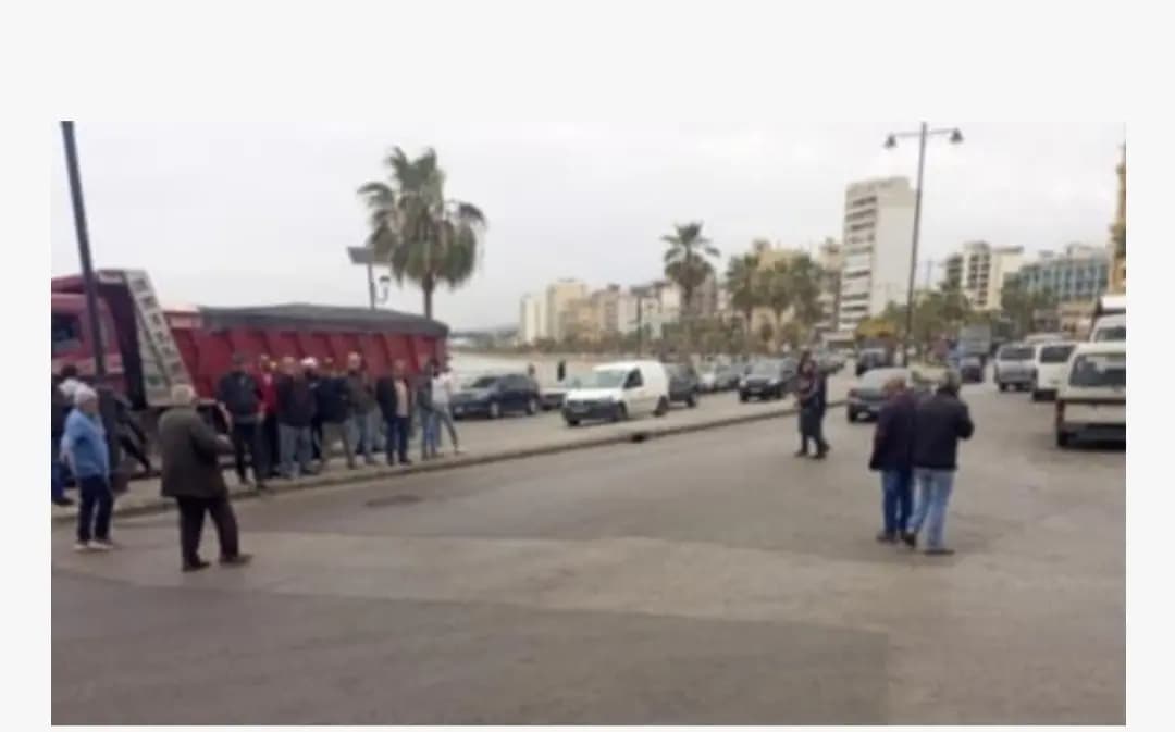 طريق صيدا البحرية مقطوعة والسبب!