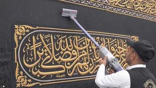بالصور.. الكعبة تتزين لشهر رمضان