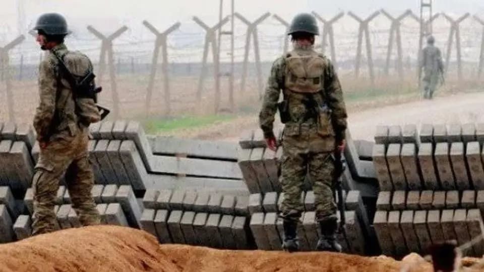 توقيفُ ضبّاطٍ أتراك أجبروا سوريينَ على شُربِ الدّيزل حتّى الموت