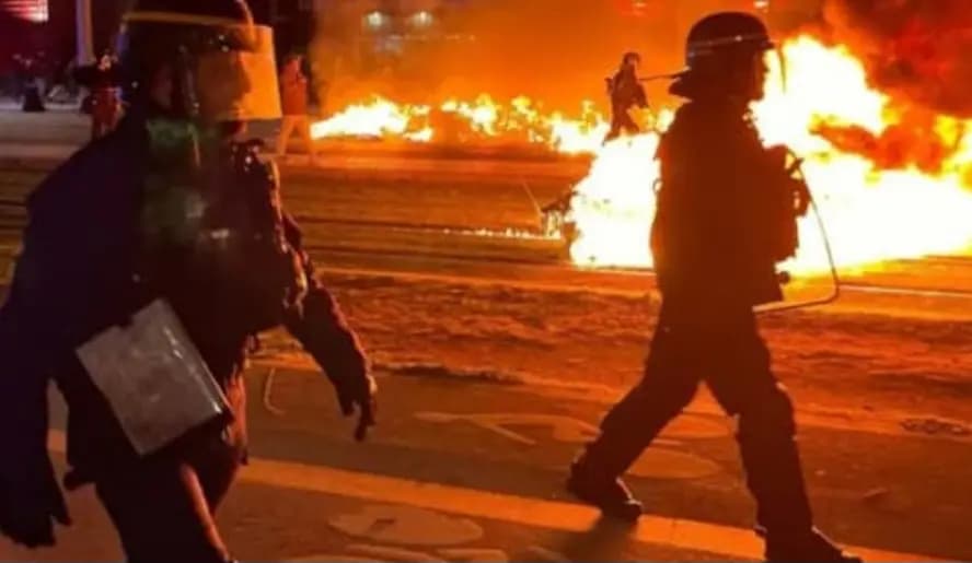 في فرنسا... مواجهاتٌ وإحراق سيّارتَي شرطة.. وهذا ما حصل