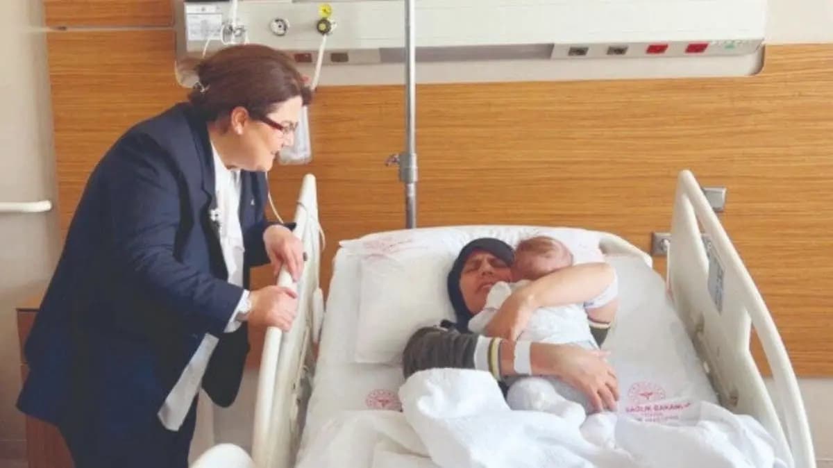 دمية.. تلمّ شمل أم بابنتها!