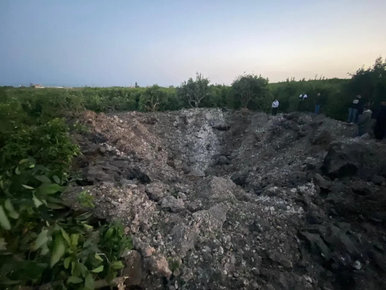 بالصورة:‏ أضرار الغارة الإسرائيلية التي استهدفت أحد البساتين في سهل القليلة و خراج مخيم الرشيدية فجر اليوم